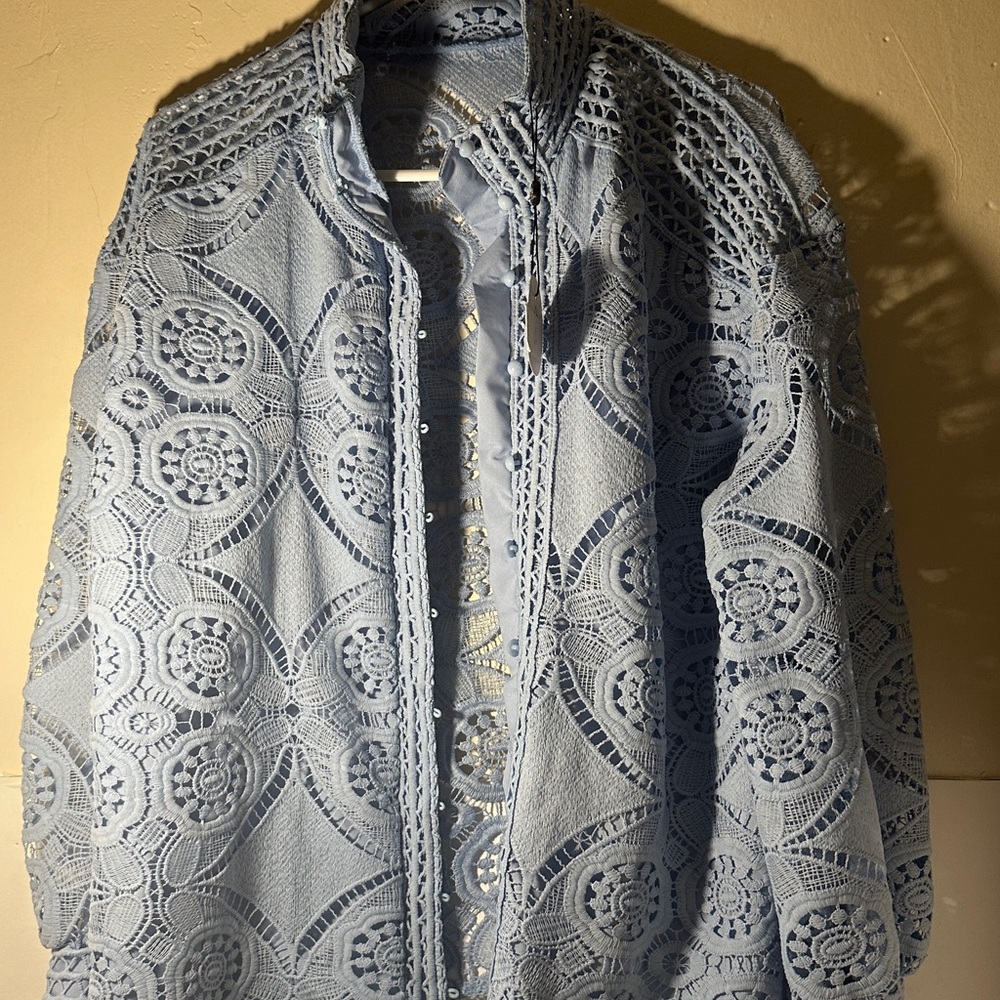 Blue Blazer with Structured Shoulders and Lapels